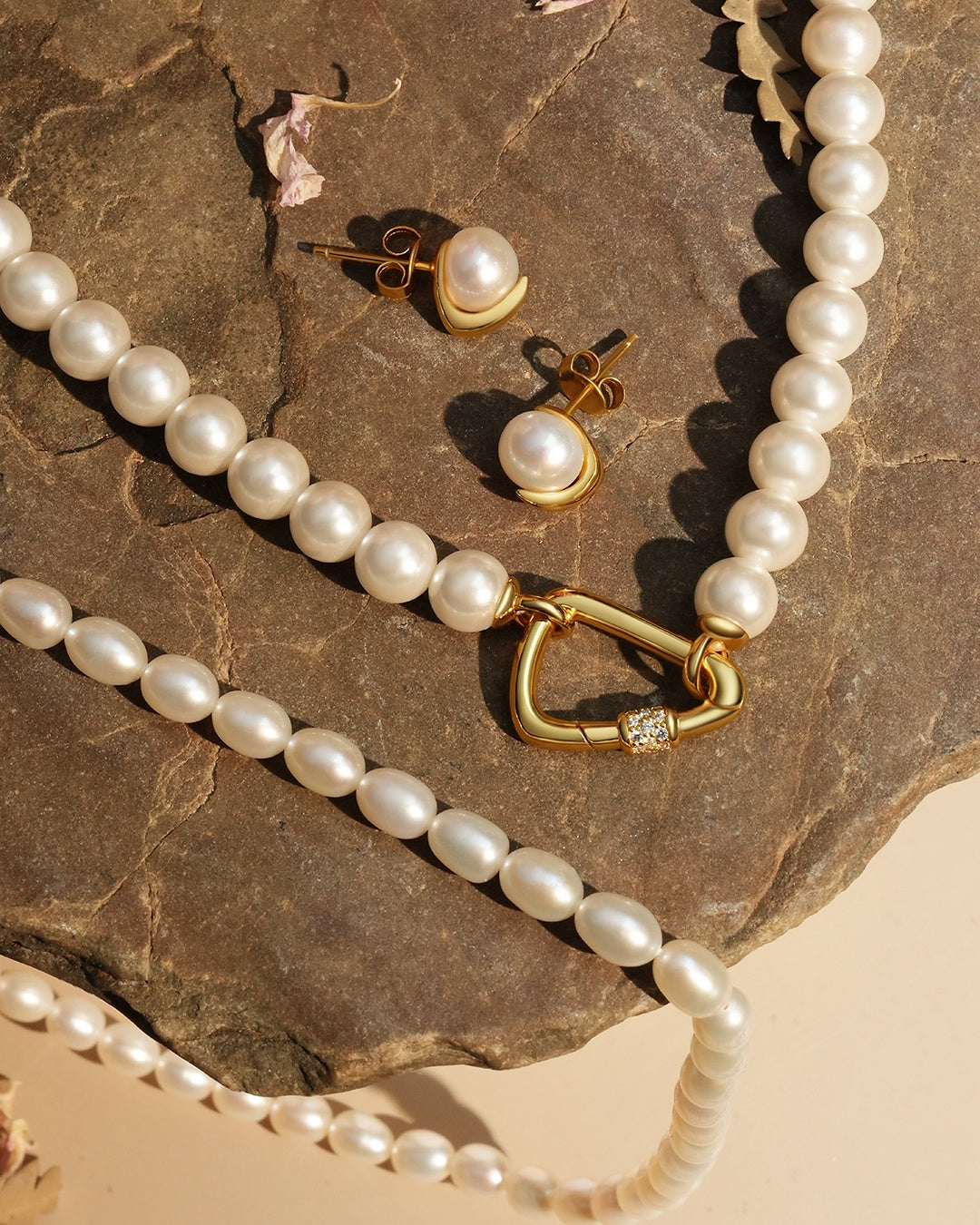 Reimaginer - Gold Lobster Clasp Shell Pearl Necklace