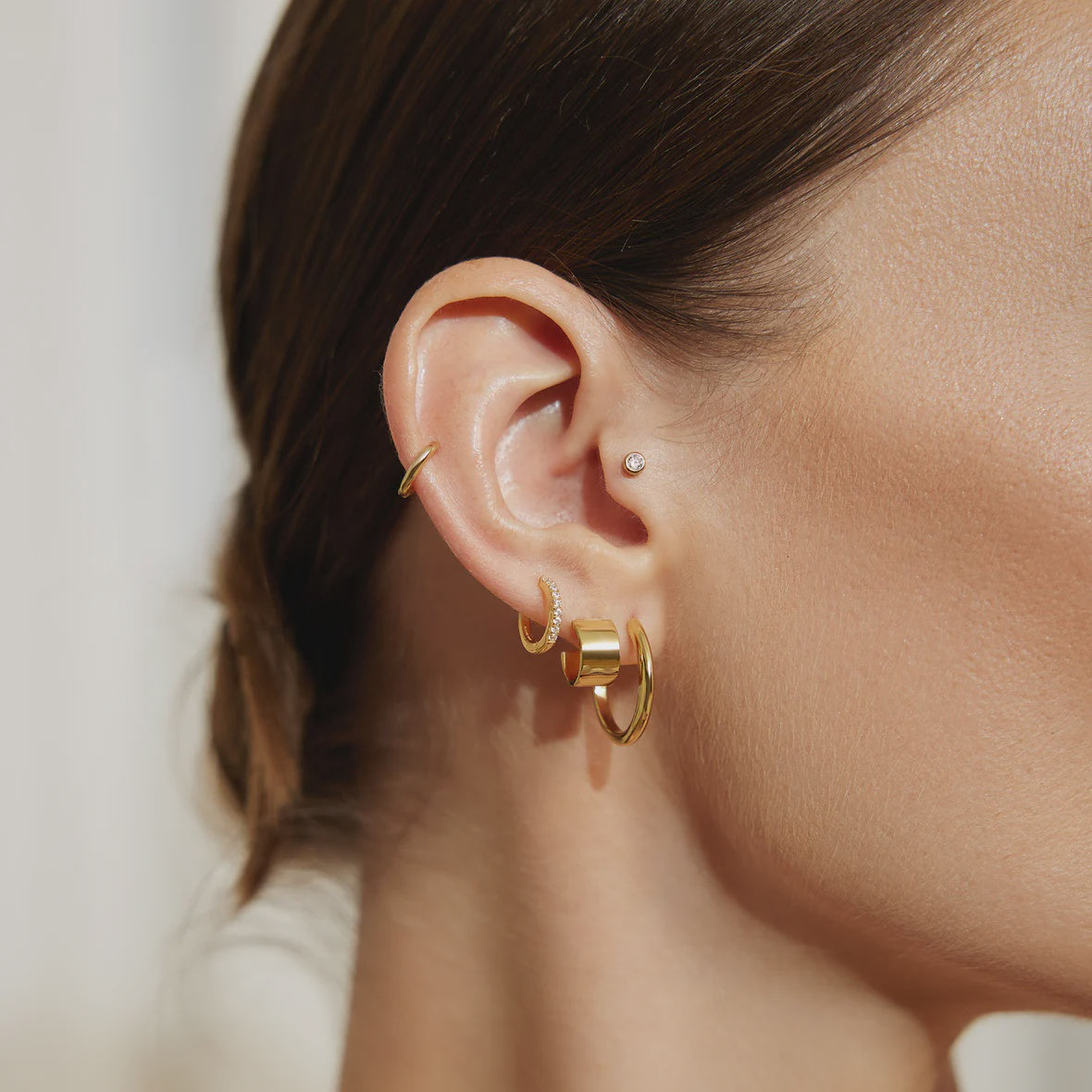 Vogue Maven - Tube Medium Hoop Earrings